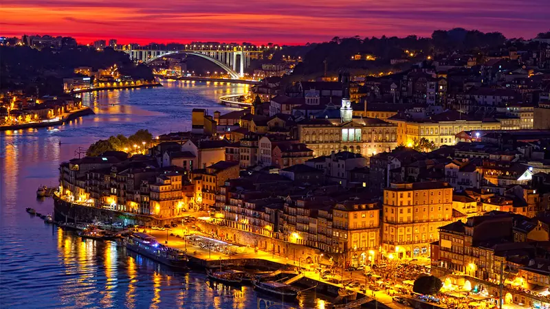 Romantic viewpoints, cafés, and scenic date locations in Porto, Portugal.