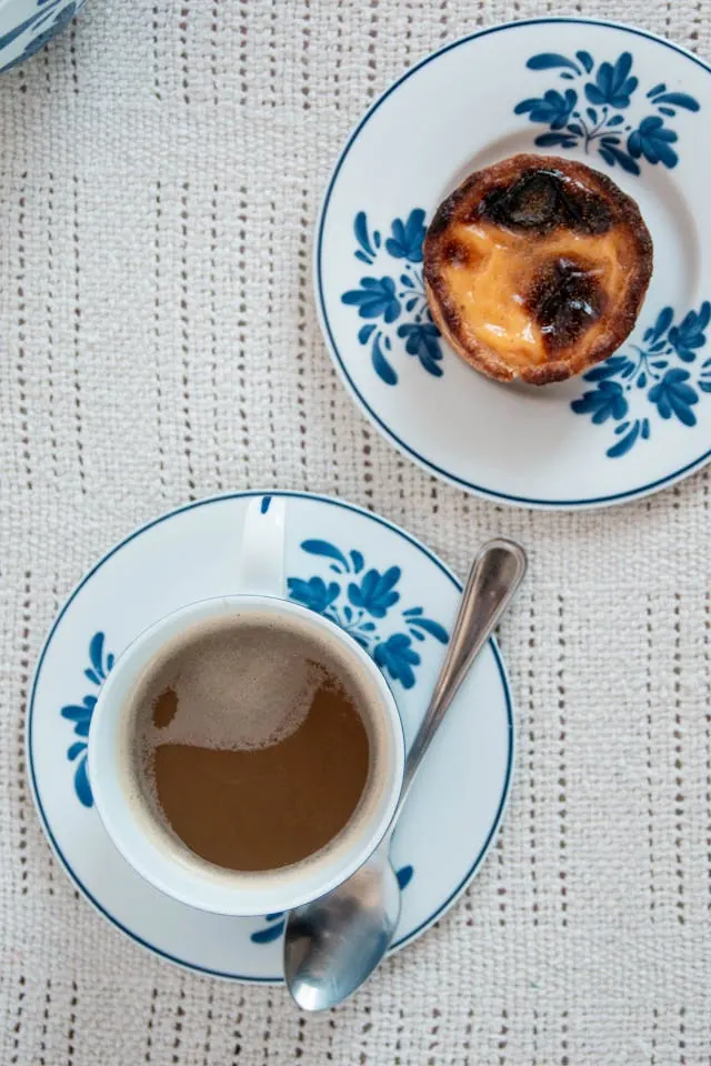 Pastel de nata with cinnamon at Fabrica da Nata in a modern café.